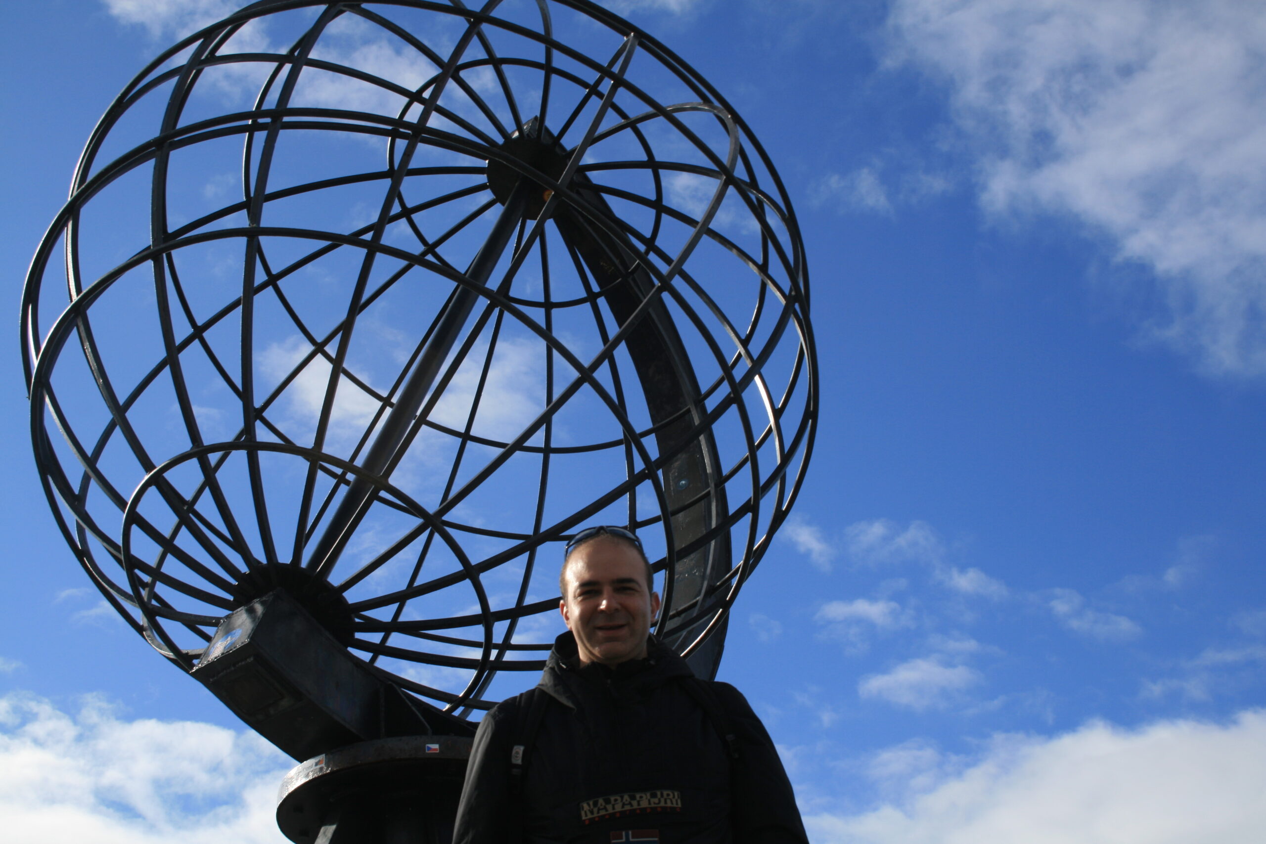 Norvegia_32-Capo Nord 095 In posa sotto al globo di Nordkapp