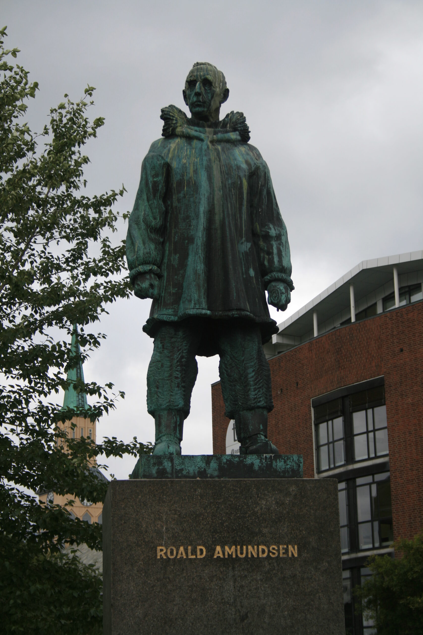 Norvegia_41-Tromso 072 La statua di Roald Amundsen
