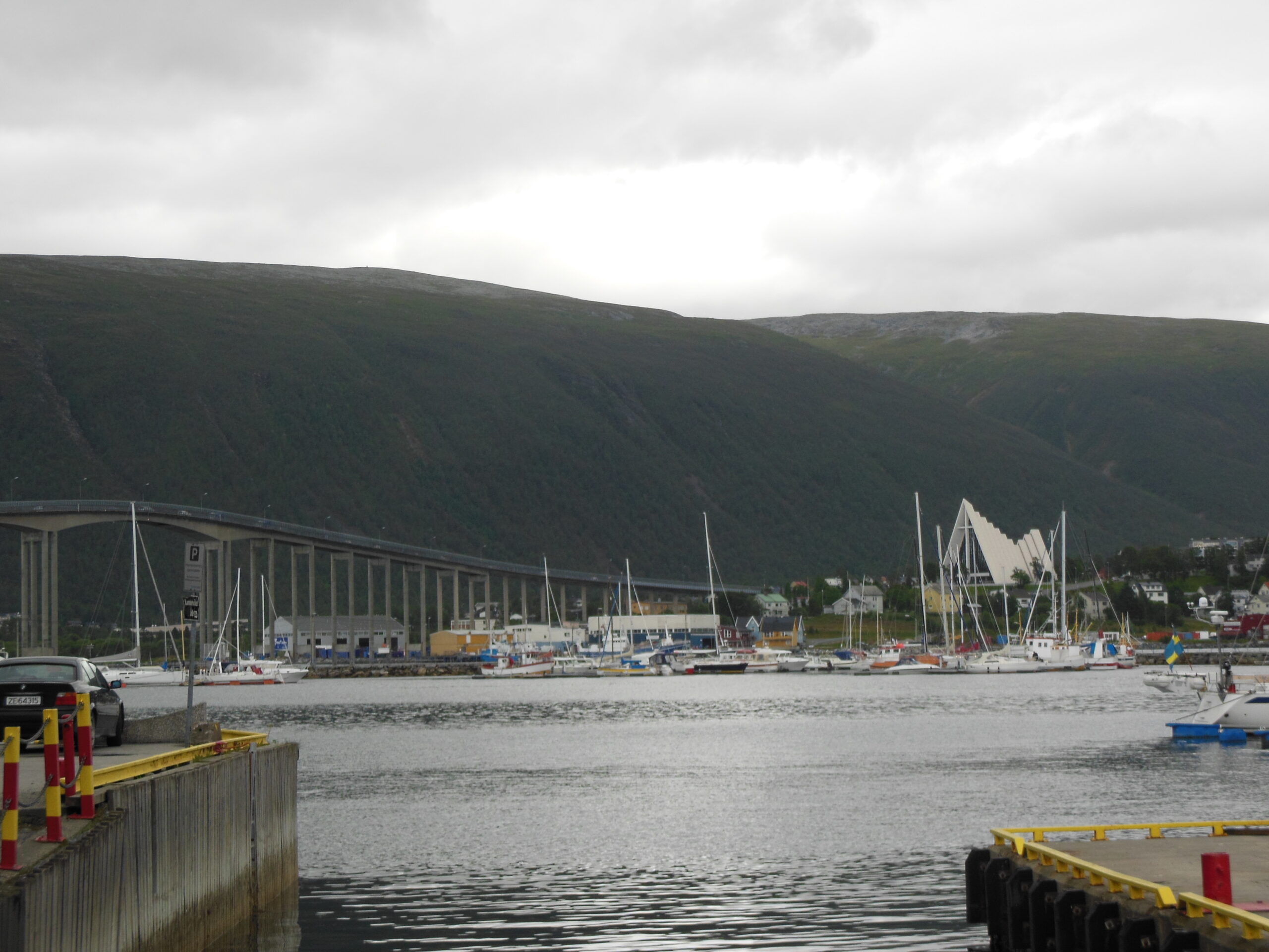 Norvegia_41-Tromso 113 Il Tromsøbrua sembra condurre alla Cattedrale dell'Artico