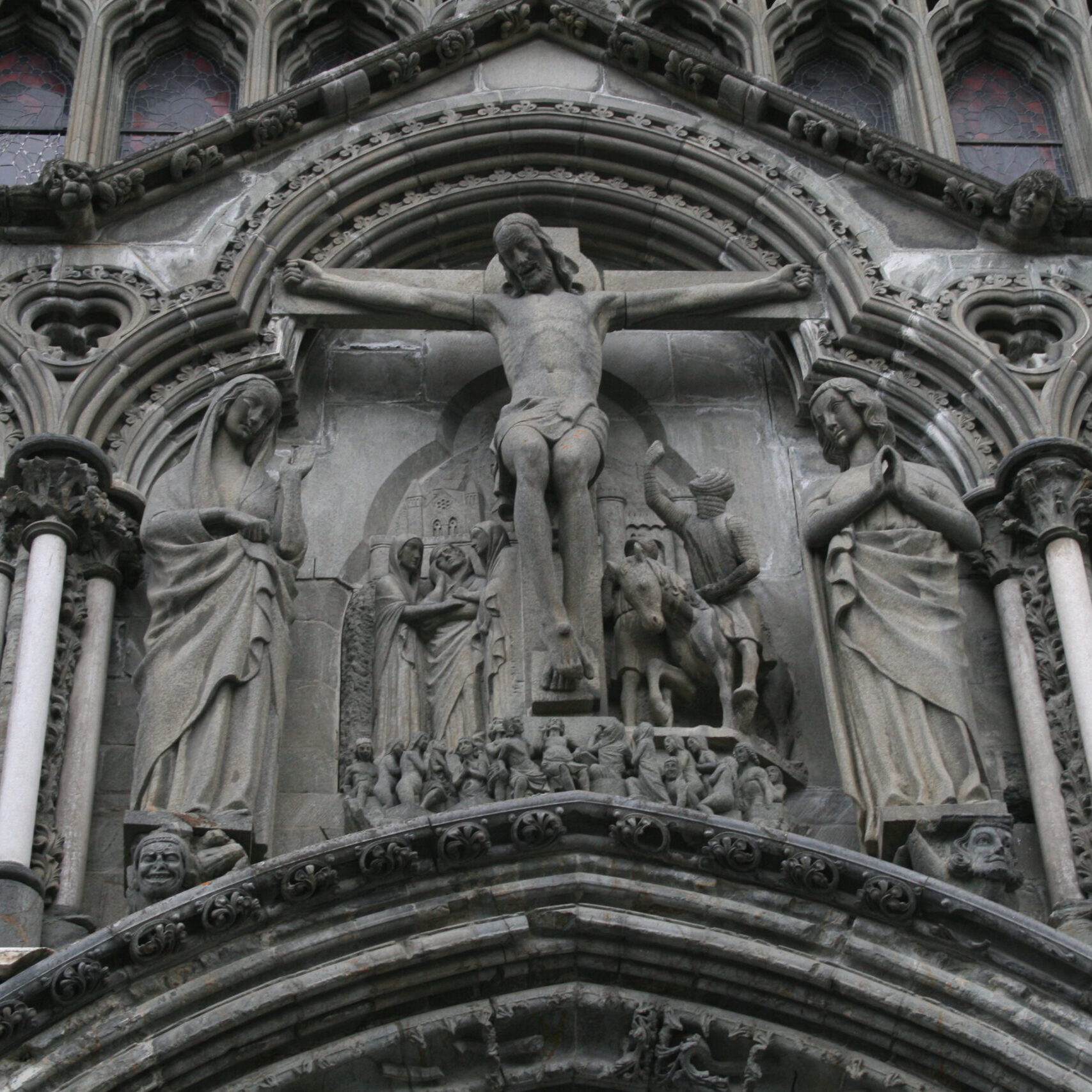 Norvegia_61 - Trondheim 130 Statue sulla facciata della Cattedrale