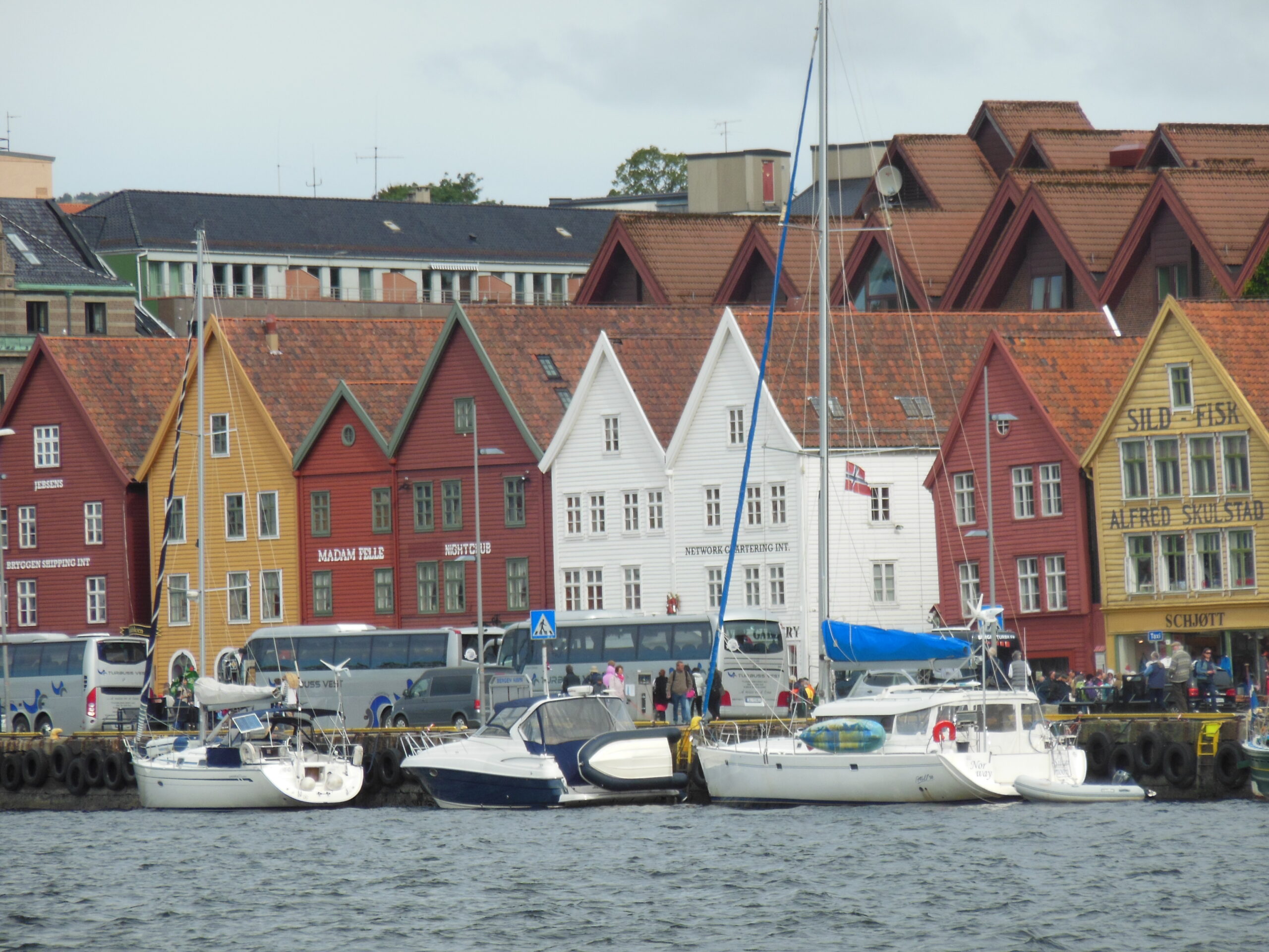 Norvegia_81 - Bergen 031 Le case di Bryggen sul Byfjorden
