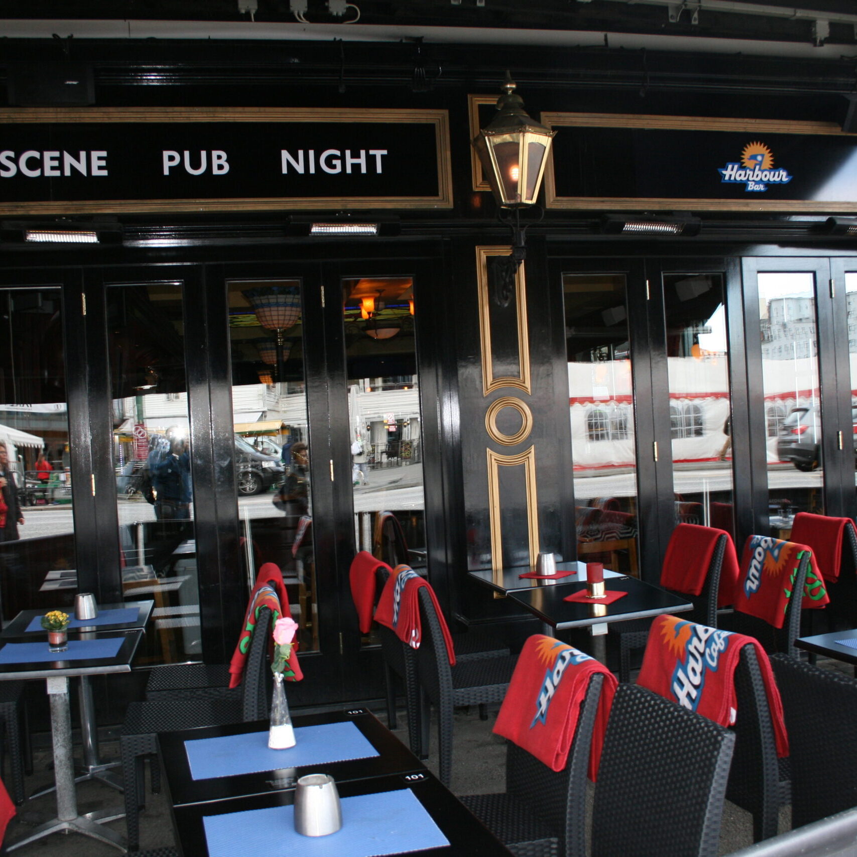 Norvegia_81 - Bergen 064 I pub mettono a disposizione i plaid per ripararsi dal freddo