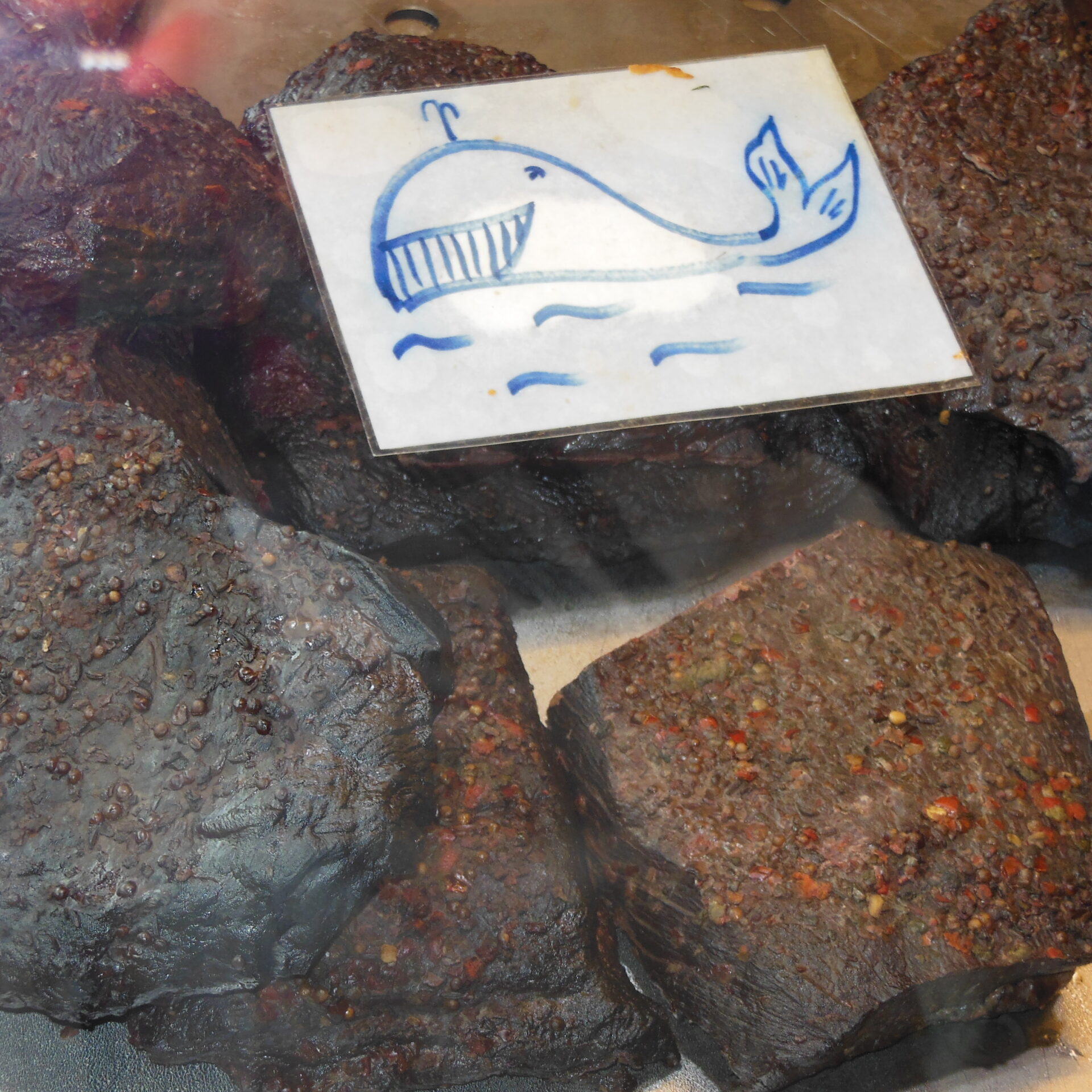 Carne di balena in vendita al mercato.