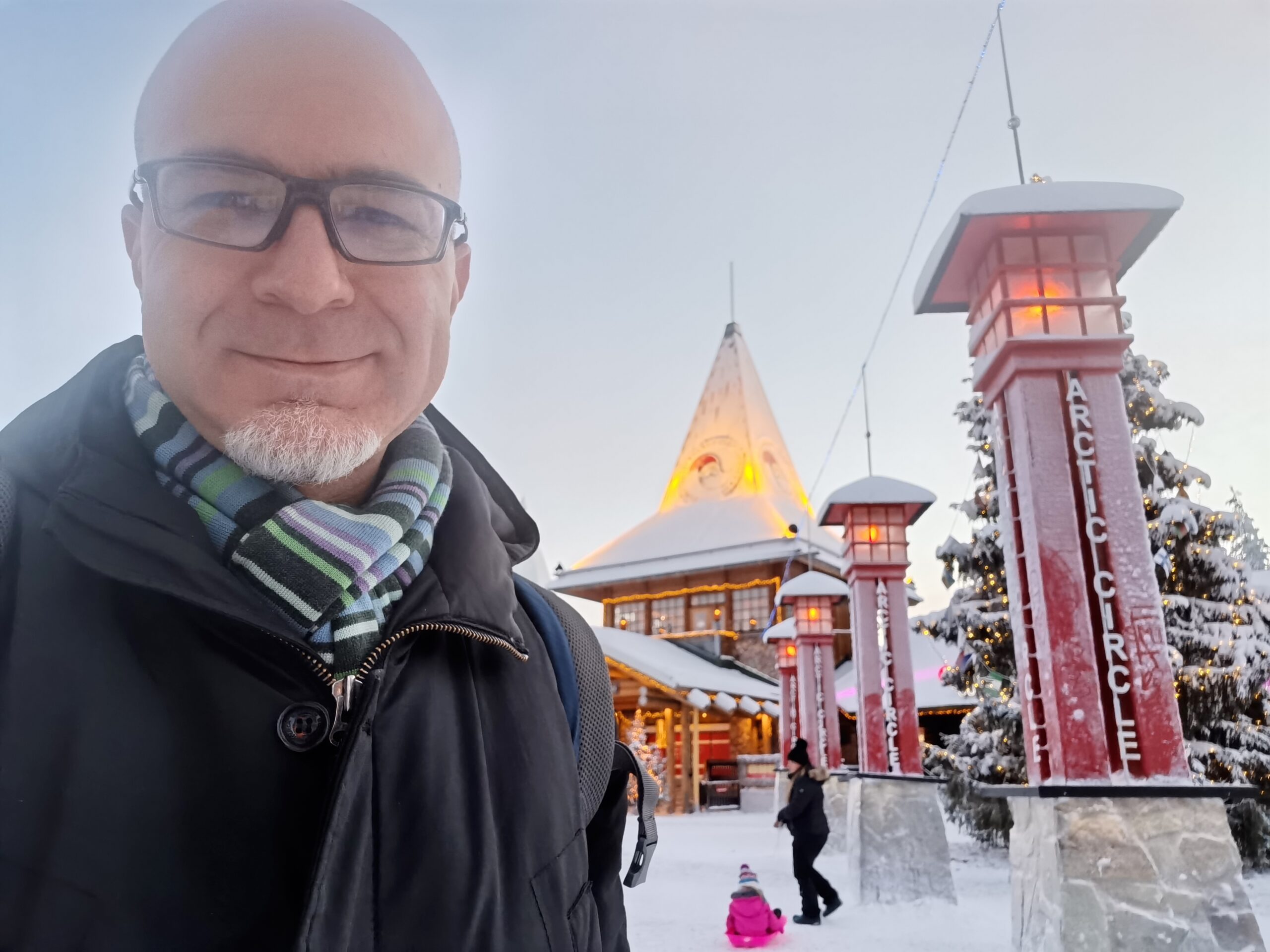 Le colonnine del Circolo Polare Artico al Santa Claus Village
