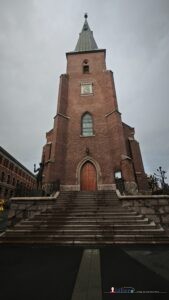 La facciata neogotica della Cattedrale