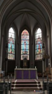 L'altare circondato dalle vetrate dell'abside