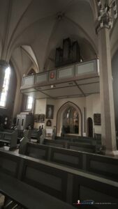 L'organo rialzato sul fondo della chiesa