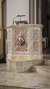 L'ambone accanto all'altare