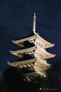 La spettacolare pagoda del To-Ji by night