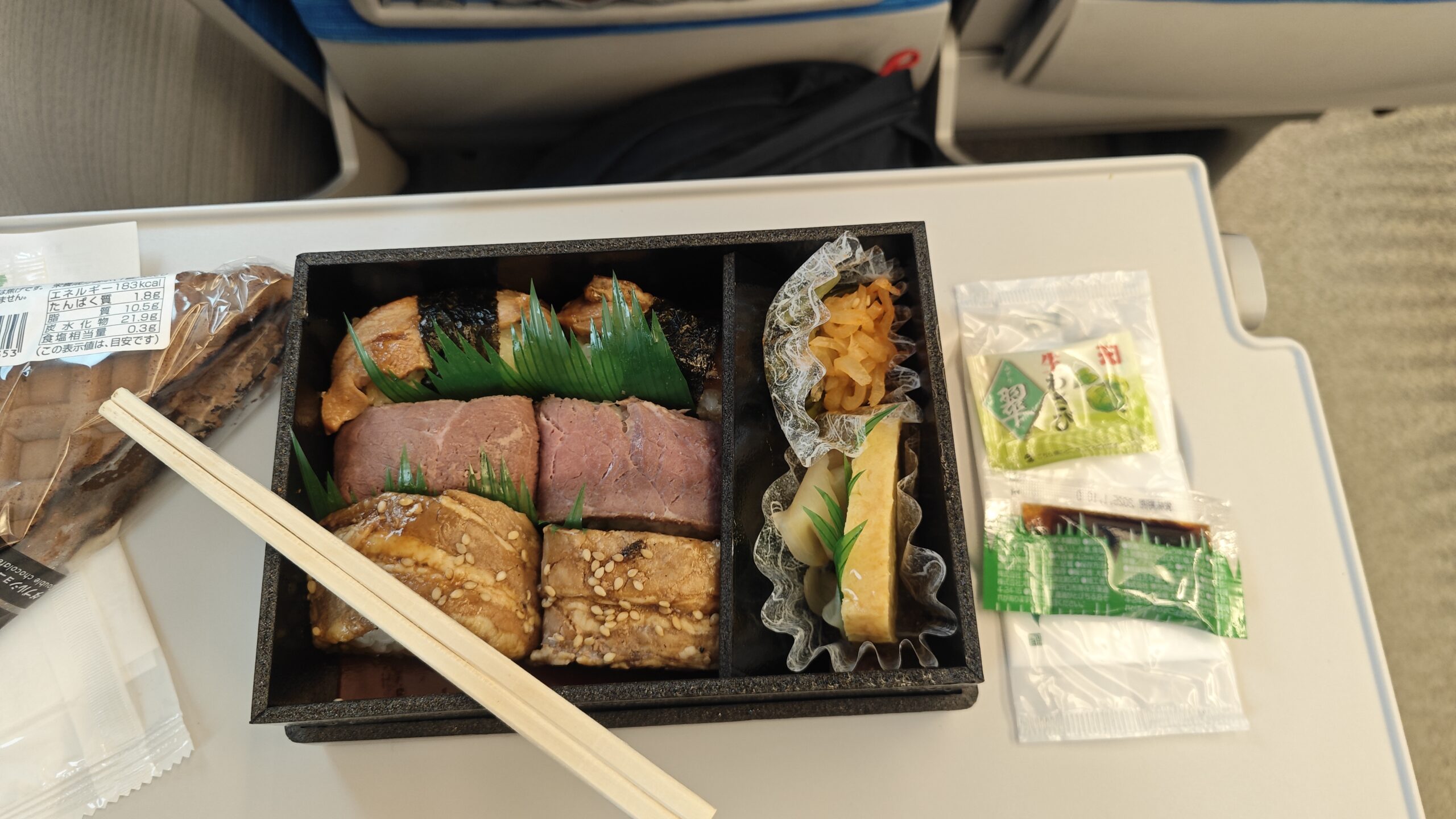 E per pranzare in treno, cosa c'è di meglio di un bento acquistato alla stazione prima di salire?