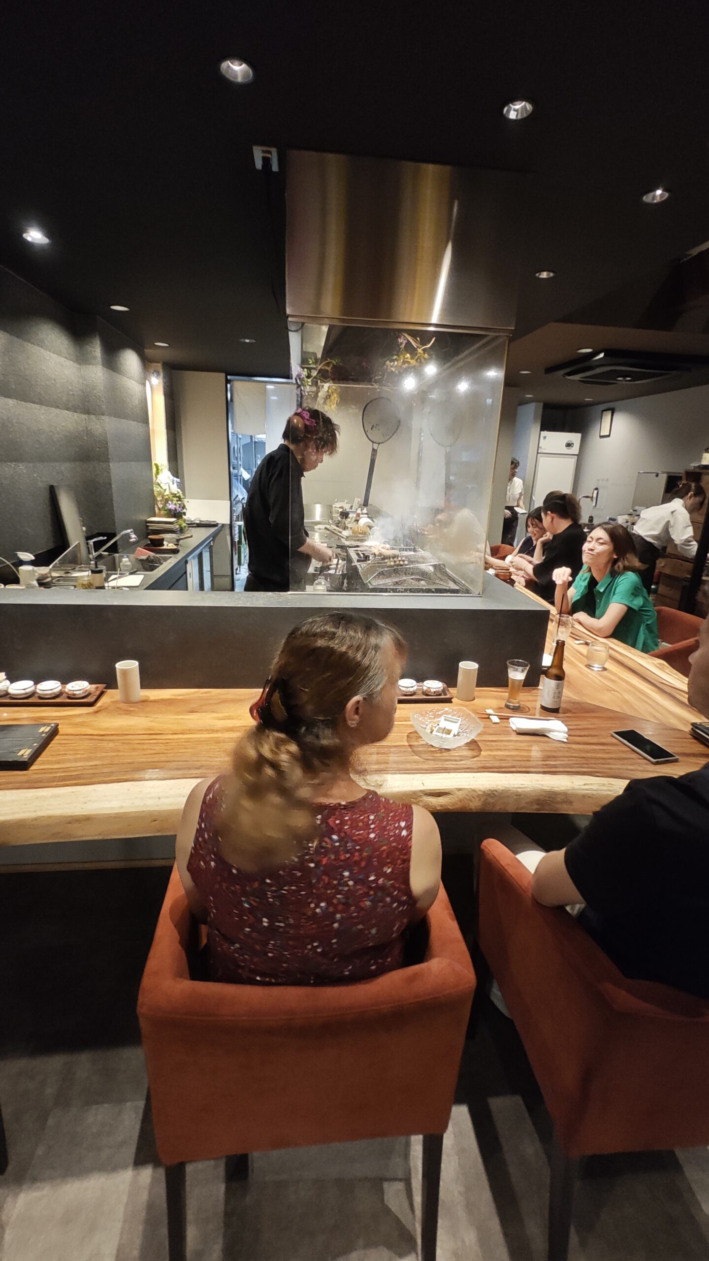 Negli izakaya in modalito "omakase" si sta tutti insieme intorno al cuoco e si mangia quello che lui deciderà di passarti da dietro il bancone!