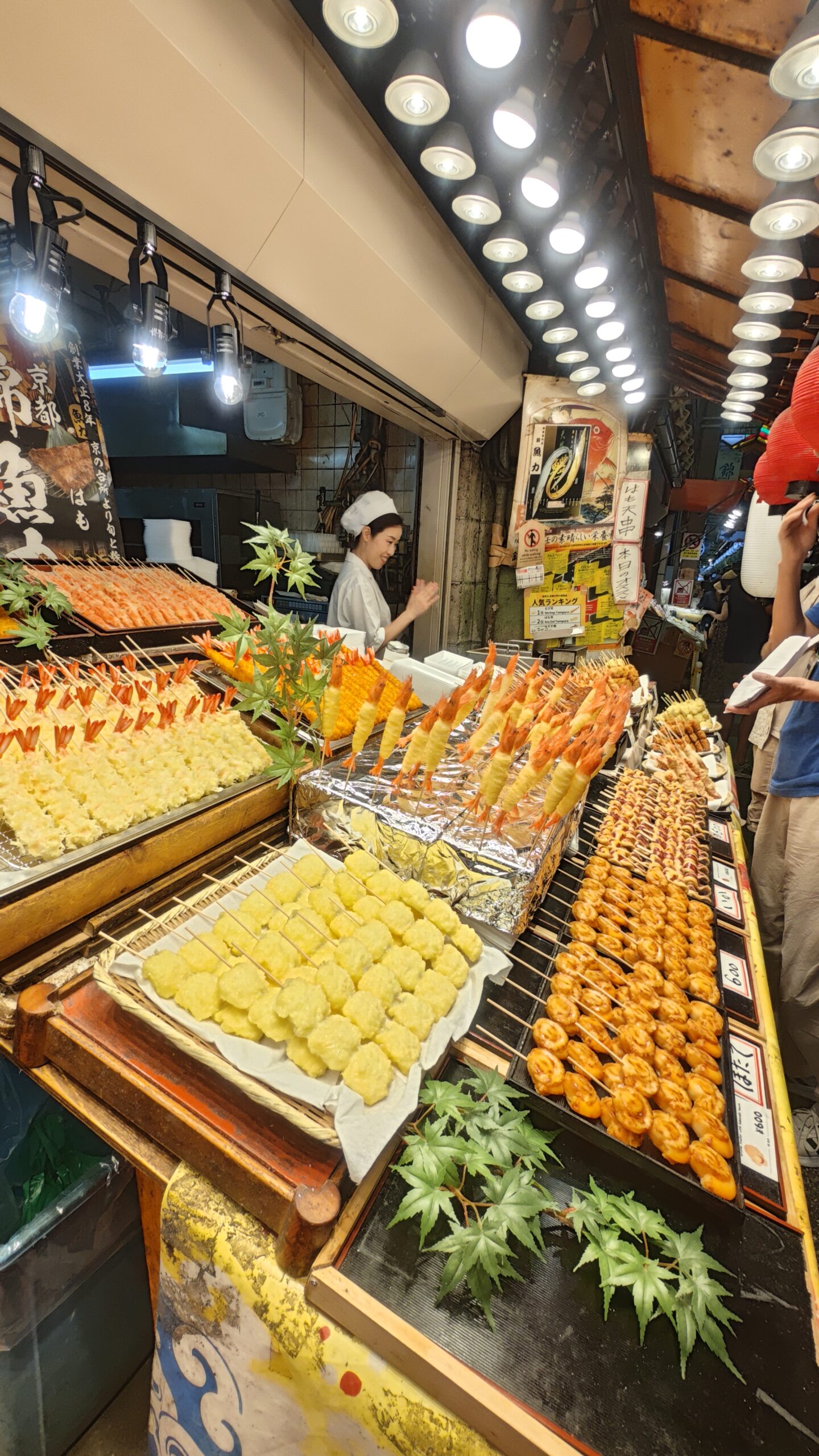 Nella patria dello street food non si può mangiare ovunque e la spazzatura va nello zainetto!