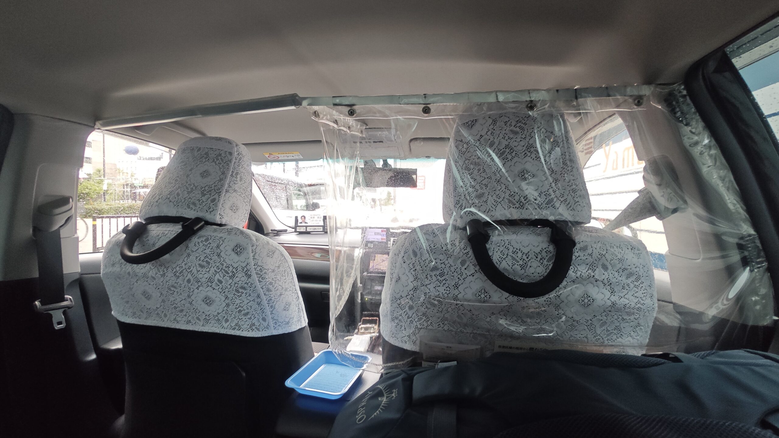 In taxi, le portiere si aprono da sole e i soldi si appoggiano sul vassoietto.