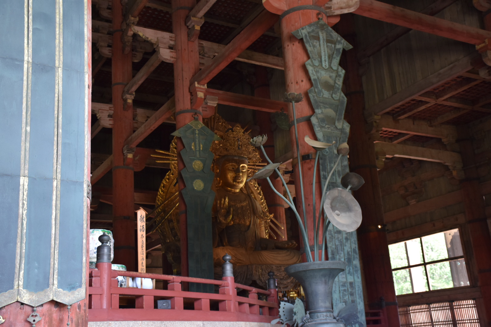 Japan - Nara 4 - Todai-ji 72 Le statue contenute nel Daibutsu sono protette dalle 8 immense campate delimitate dalle colonne