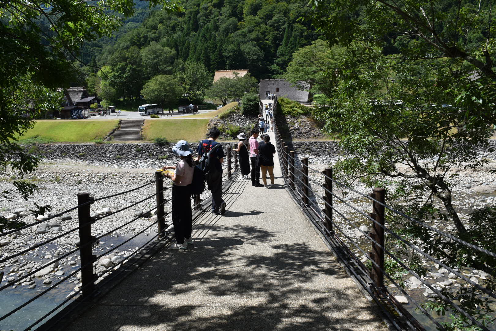 Japan - Shirakawa-go 111 Il ponte sospeso sul fiume Sho